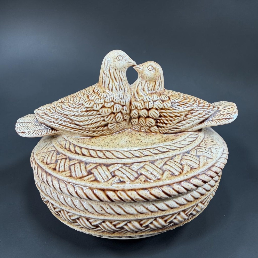Vintage Kissing Birds Ceramic Trinket Dish Lidded Bowl Basketweave Tan Container